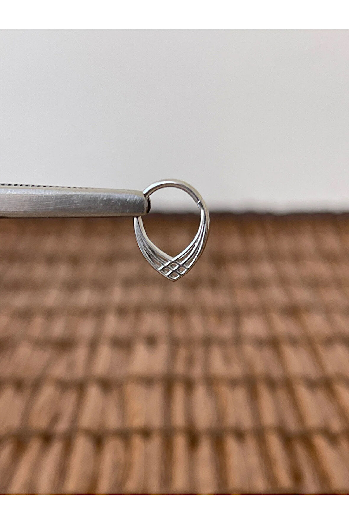 316 L Cerrahi Çelik Anti Alerjik Piramit Model 8 mm x 1.2mm Kilitli Halka Piercing