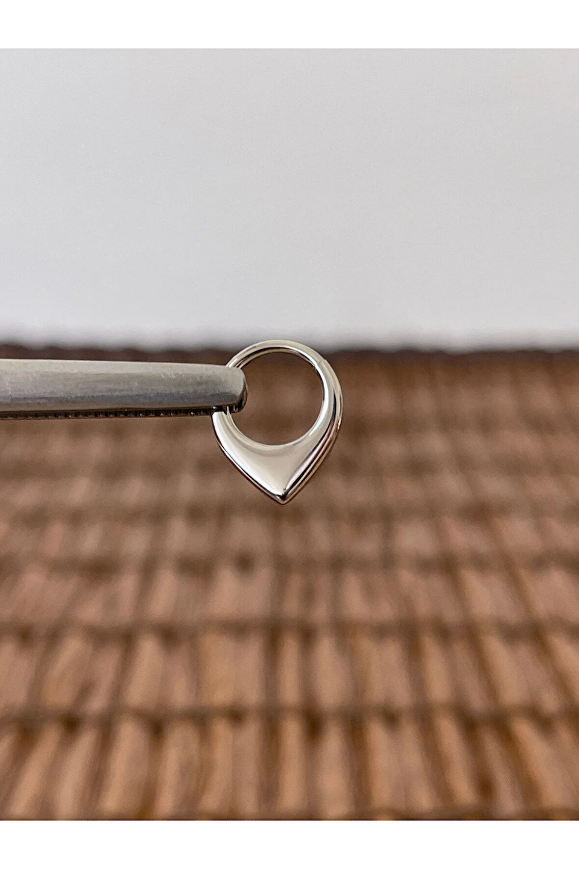 316 L Cerrahi Çelik Anti Alerjik V Model 8 mm x 1.2mm Altın Kilitli Halka Piercing