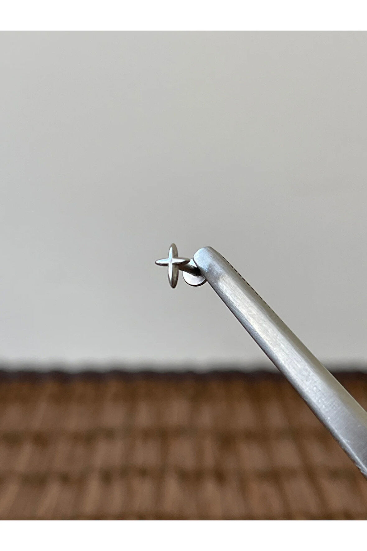 316 L Cerrahi Çelik Anti Alerjik 8 mm Haç Model Sabret Dudak Ve Kıkırdak Piercingi