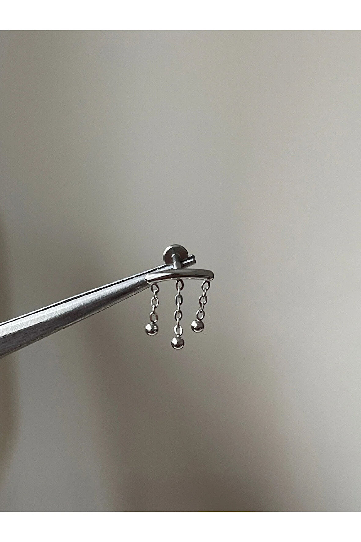 316 L Cerrahi Gümüş Renk Çelik Toplu Zincir Detaylı Sallantılı Kıkırdak Piercingi