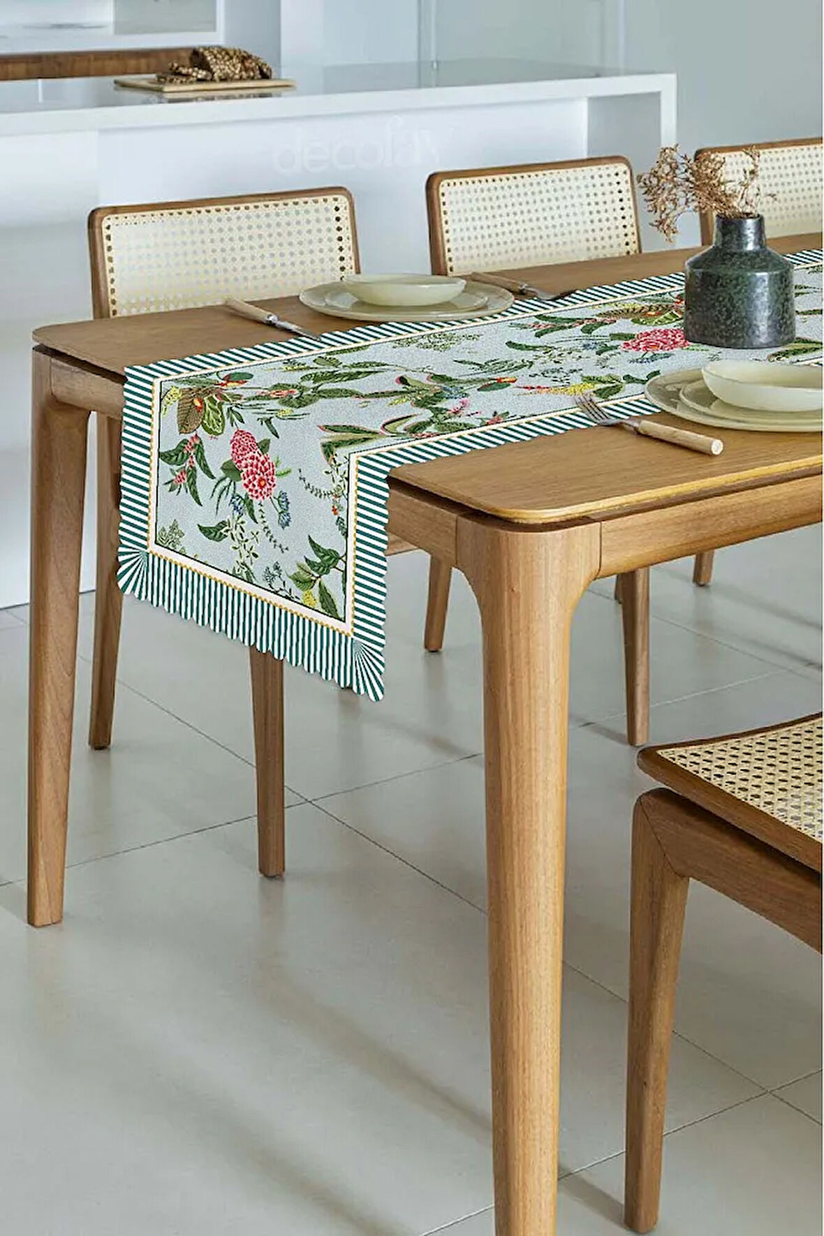 Pastel Mavi Zemin Botanik Çiçekler Tasarımlı Lazer Kesim Runner 48x135cm