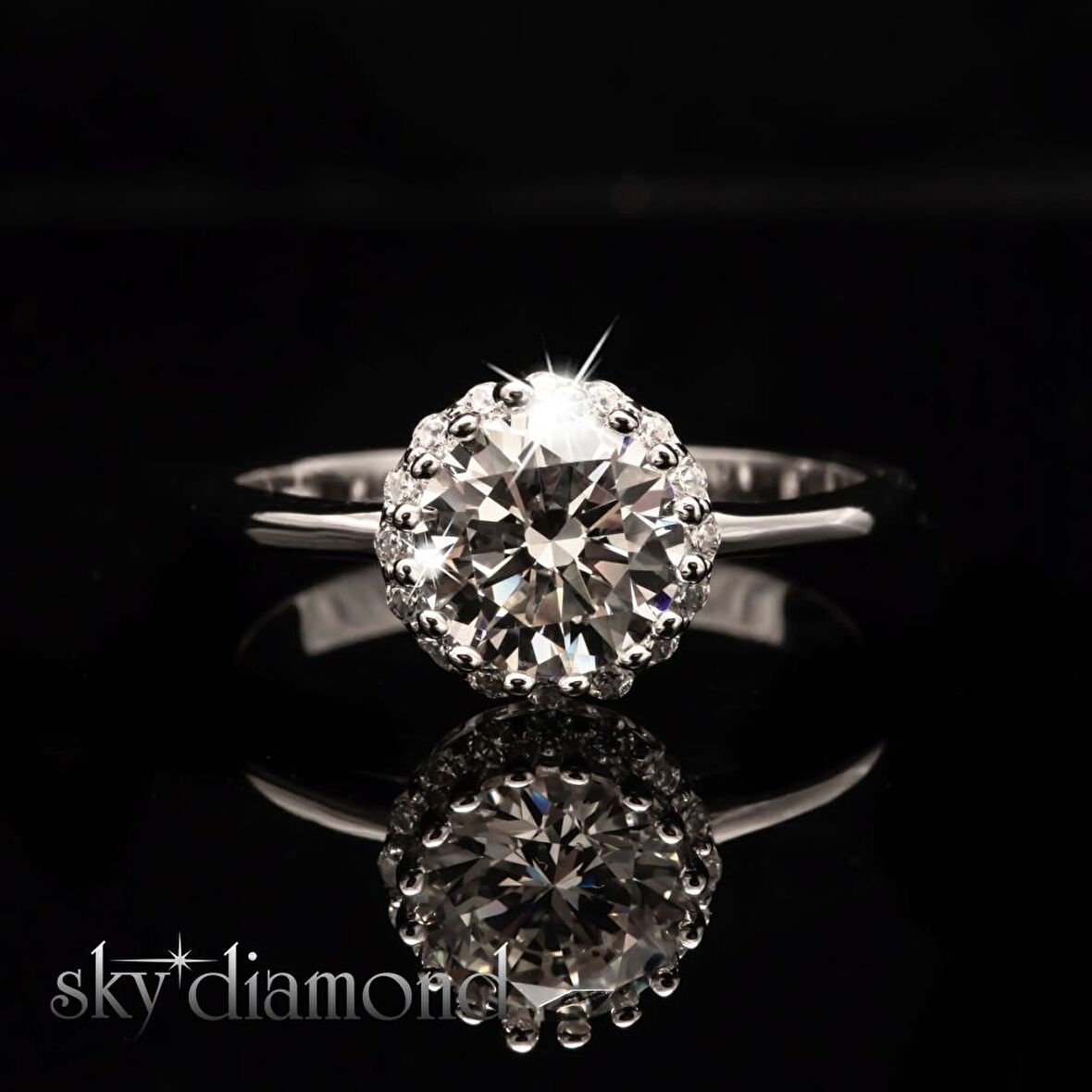 Sky Diamond Etrafı Pırıltılı Taşlarla Süslenmiş 1.25ct Tek Taş