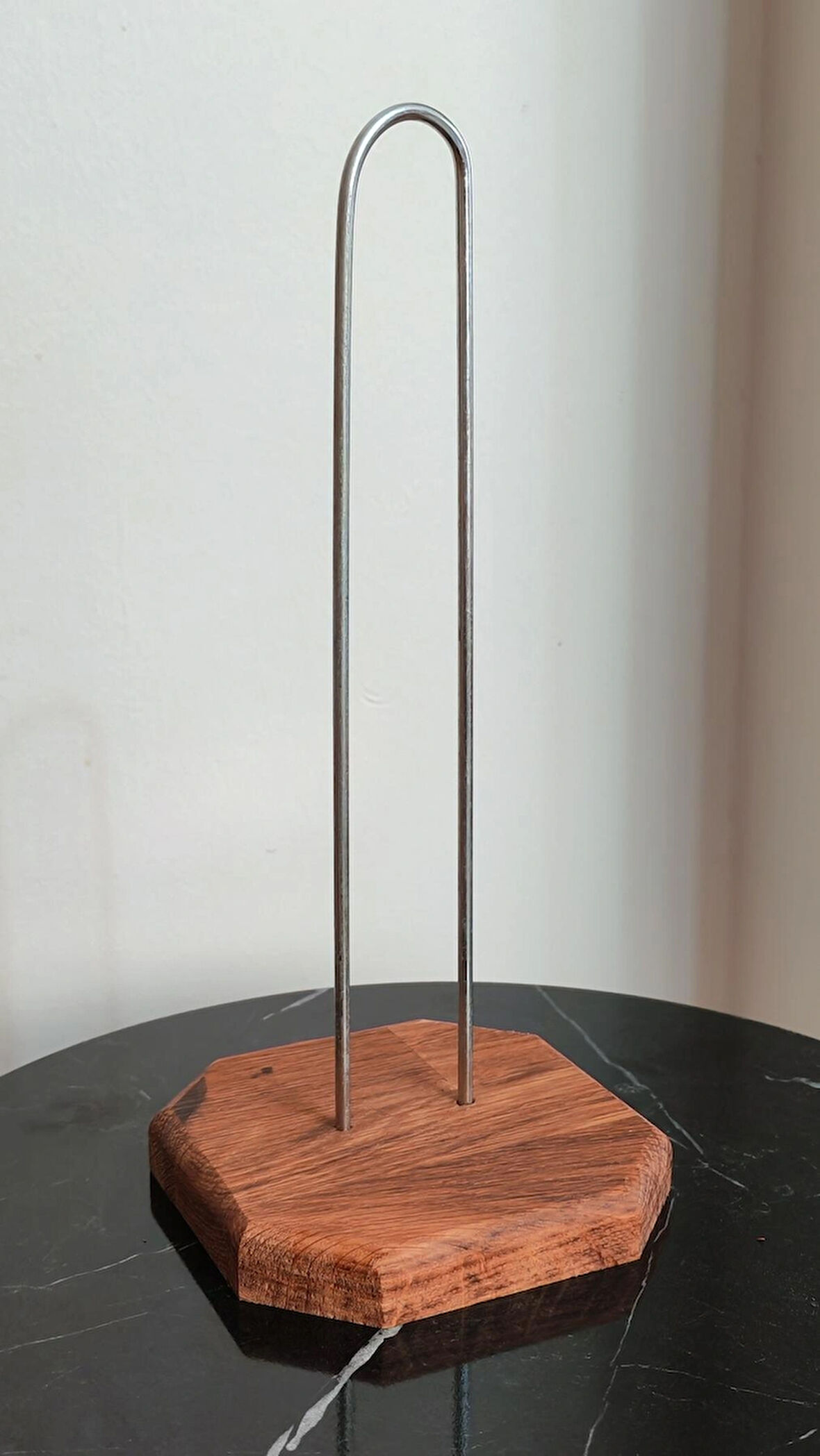 Dekoratif Ahşap Altlıklı Metal Kağıt Havluluk Tutucu (26 cm) - Mutfak Peçetelik Standı