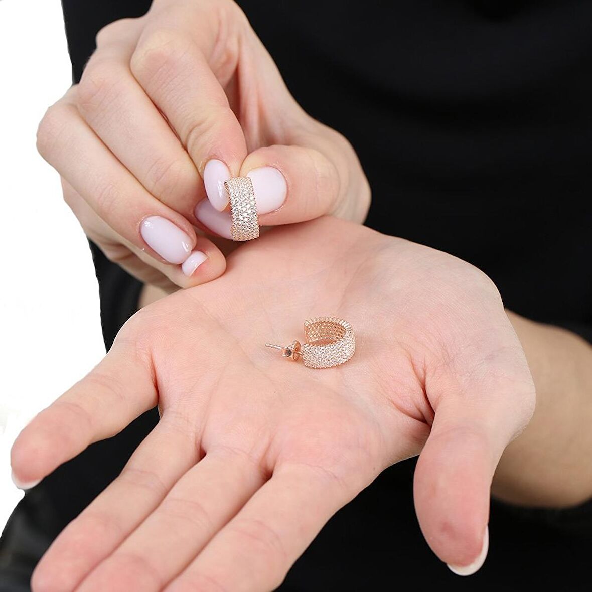 Beyaz Zirkon Taşlı Yarım Tur Tasarım Rose Renk 925 Ayar Gümüş Kadın Küpe