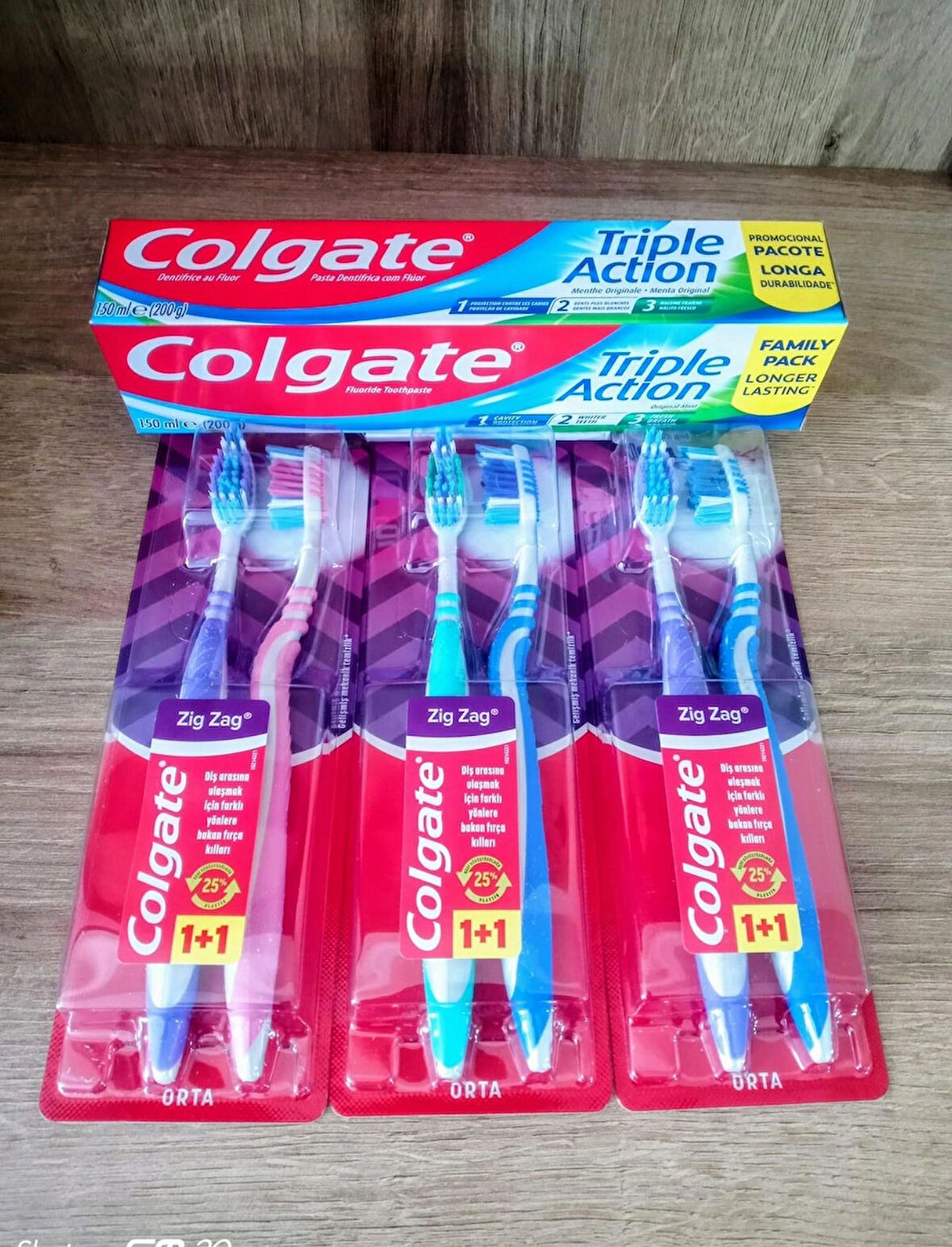 COLGATE 4'lü Set (  Zig Zag 1+1 Diş Fırçası x 3 Adet + Triple Action 150 ml Diş Macunu x 1 Adet  )