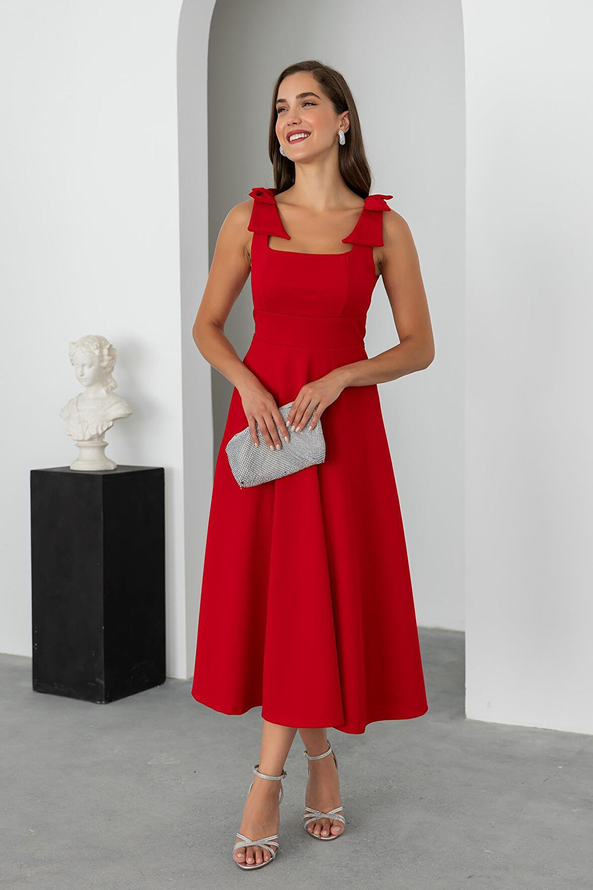 Rose's Boutiqe All About Women Kadın Krep Kumaş Kare Yaka Omuzda Fiyonk Detaylı Midi Boy Elbise