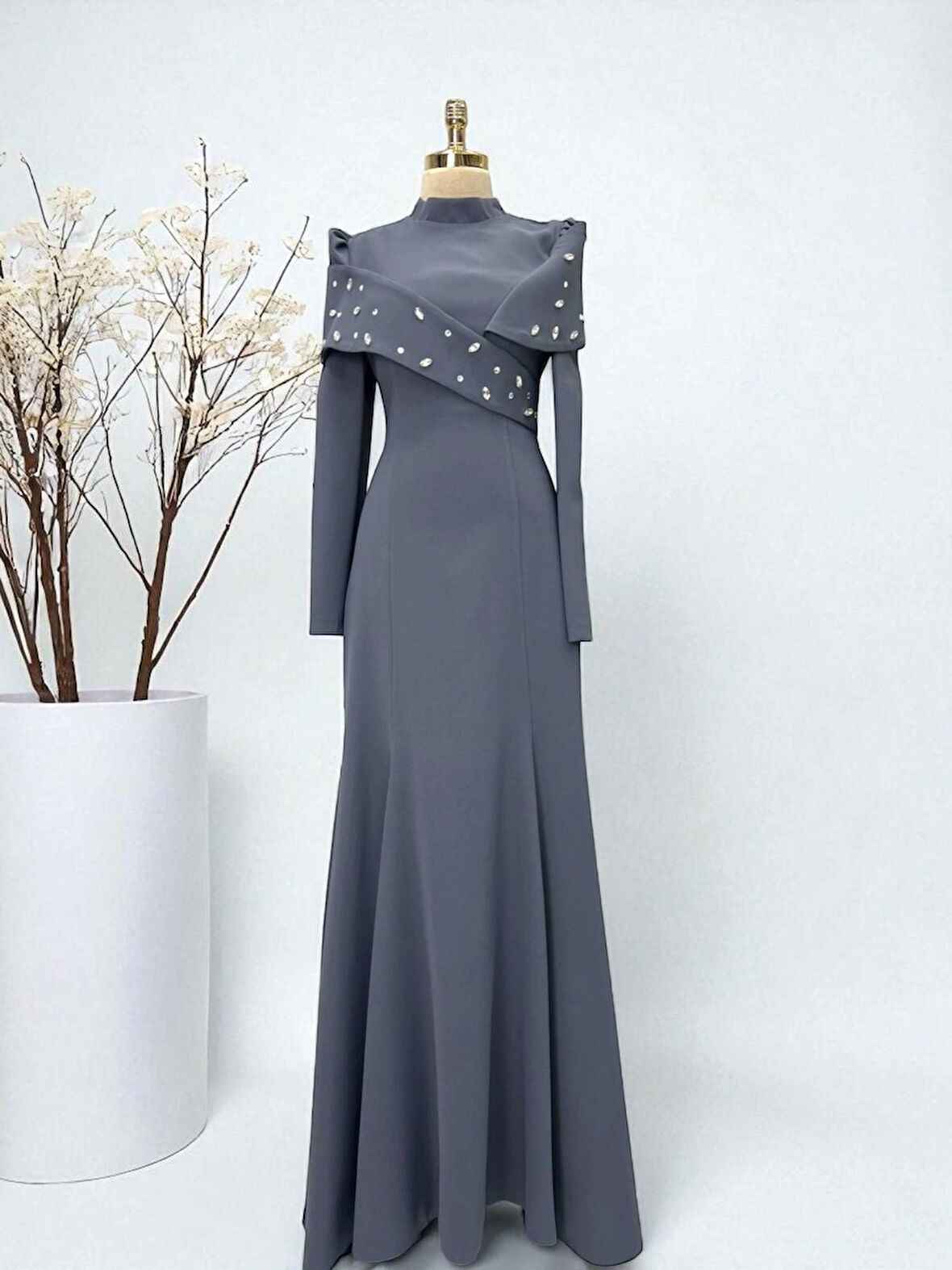 KREP YAKA TAŞ İŞLEMELİ KUYRUKLU ABİYE