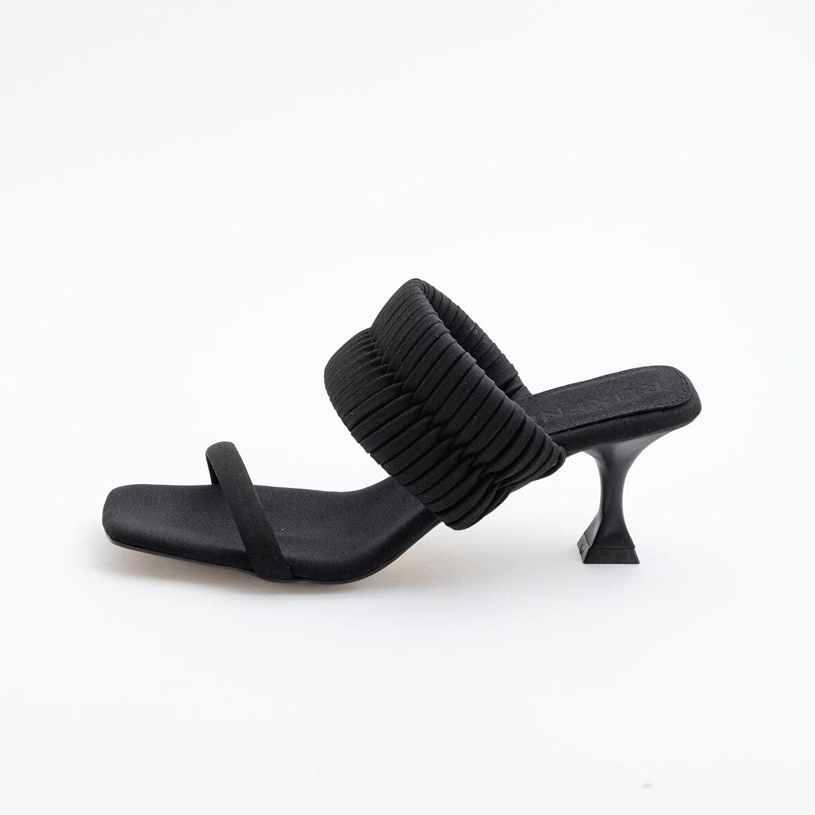 LEXİ AÇIK KARE BURUN 7CM İNCE TOPUK BÜZGÜ DETAY TOPUKLU TERLİK