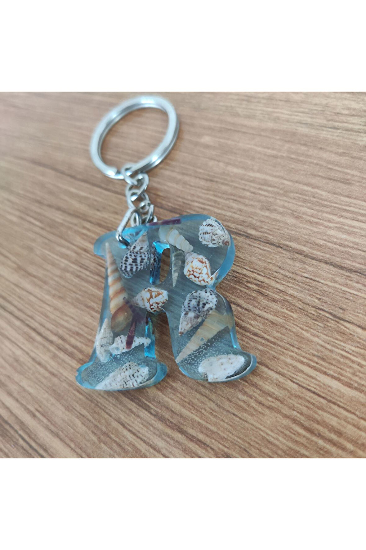 "R" HARFİ - Açık Mavi Deniz Epoksi Harf Anahtarlık – Gerçek Deniz Kabuğu, El Yapımı, Benzersiz