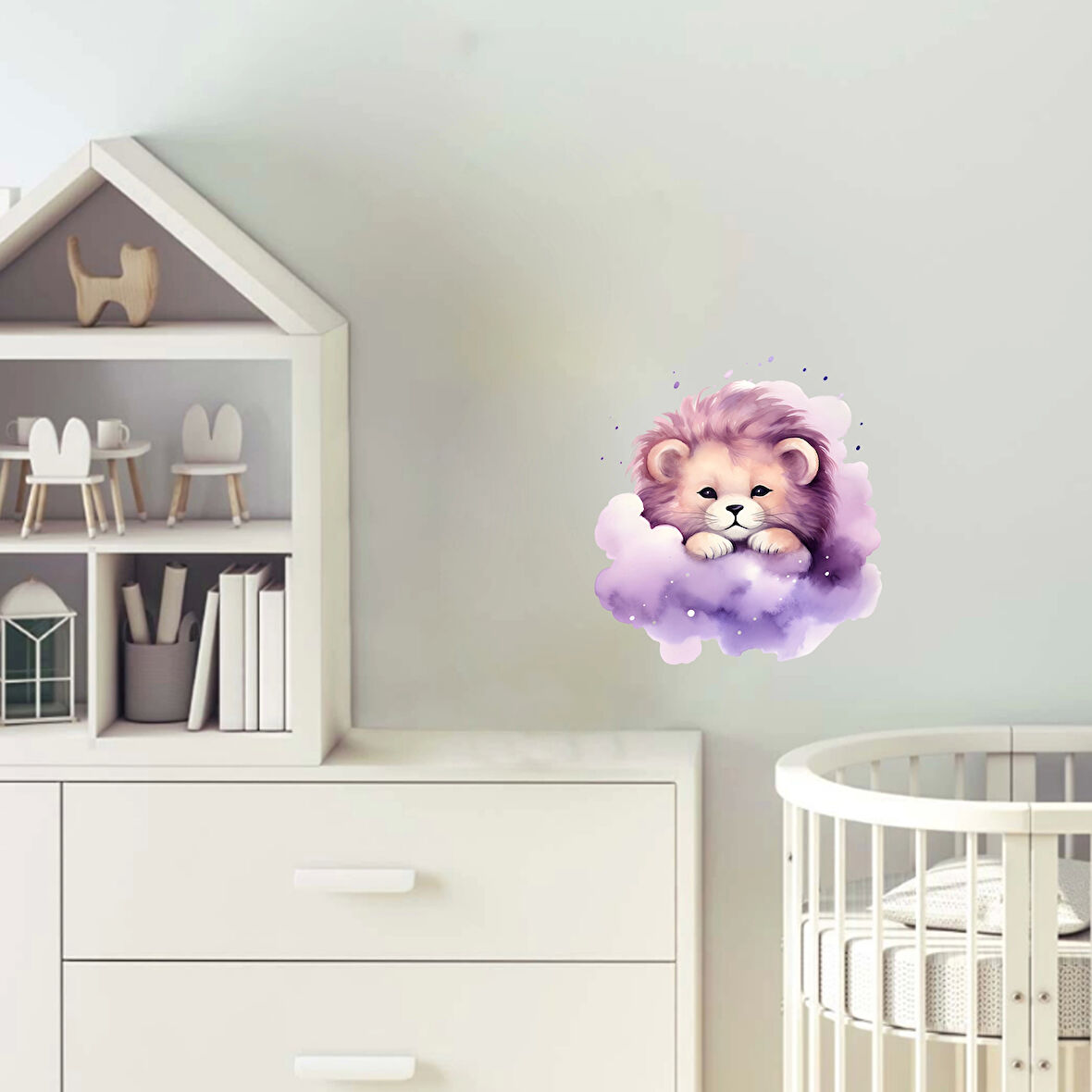 Mor Bulut Üzerinde Duran Mor Yeleli Sevimli Aslan Yavrusu Duvar Çıkartması