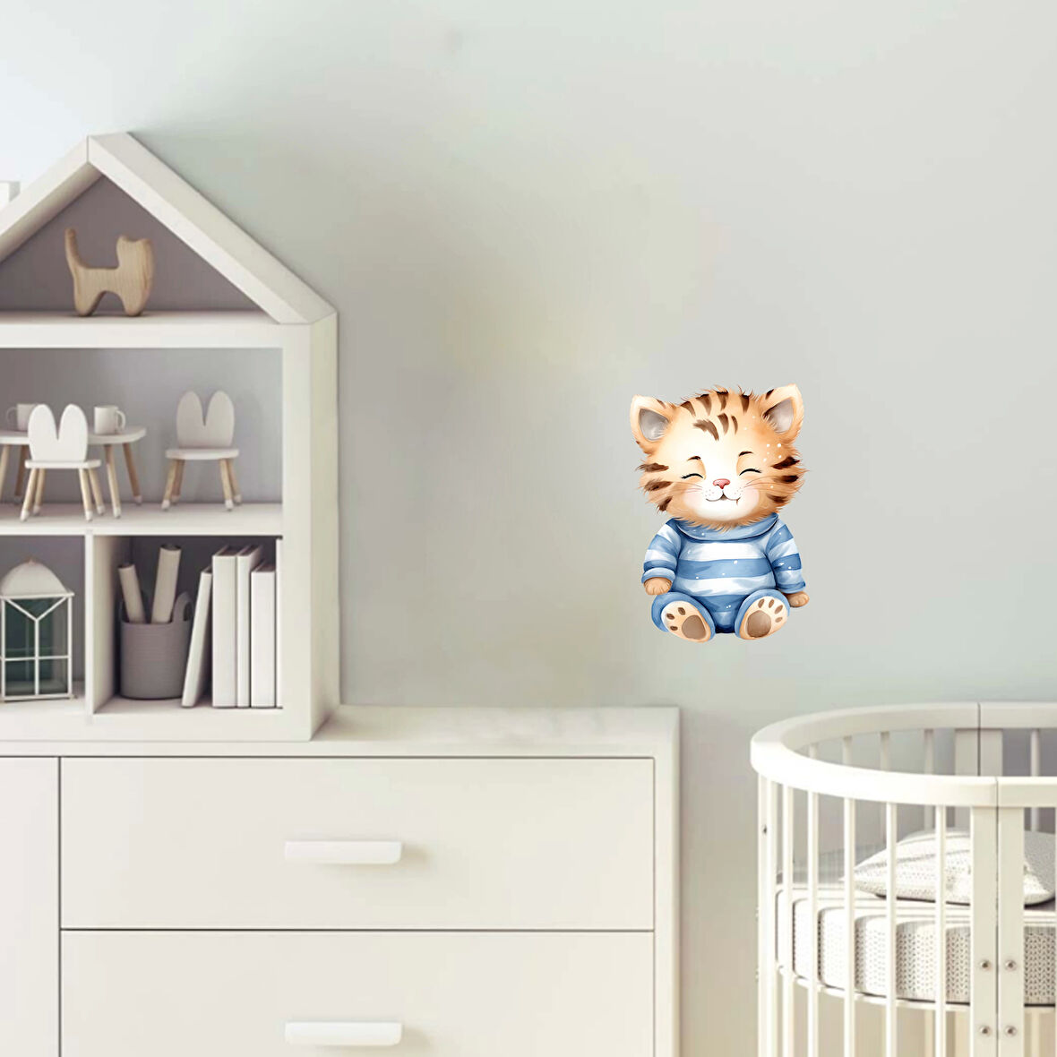 Çizgili Tulumlu Oturan Sevimli Kaplan Yavrusu Duvar Çıkartması