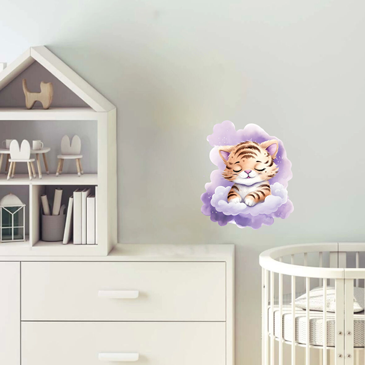 Mor Bulut Üzerinde Uyuyan Sevimli Kaplan Yavrusu Duvar Çıkartması