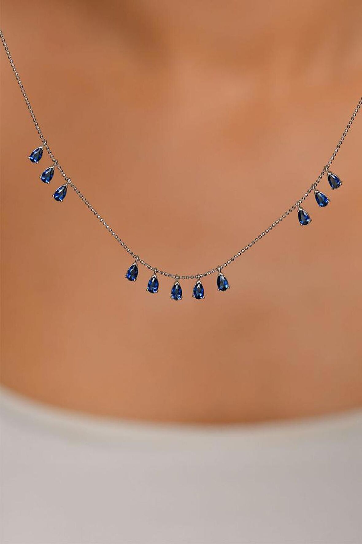 Safir Taşlı Rodyum Üç Sıra Shakira Damla Gümüş Kolye