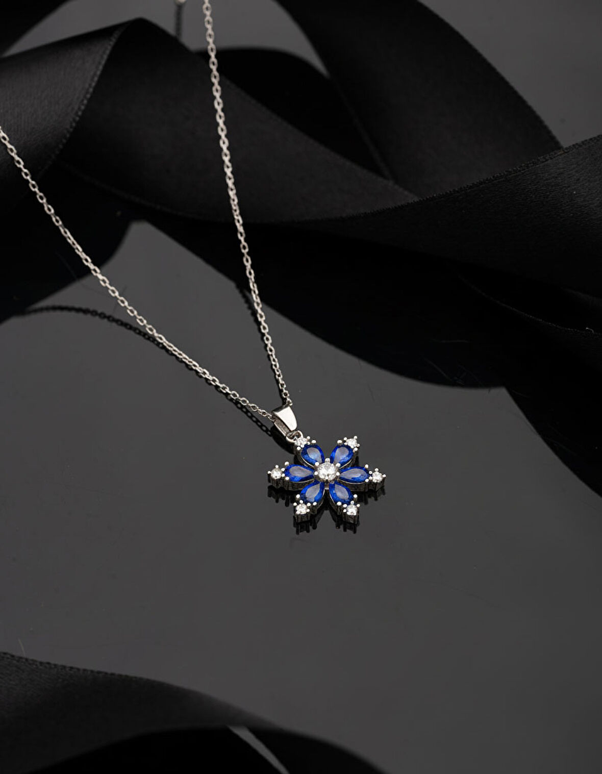 925 Ayar Safir Taşlı Rodyum Lotus Çiçeği Gümüş Kolye