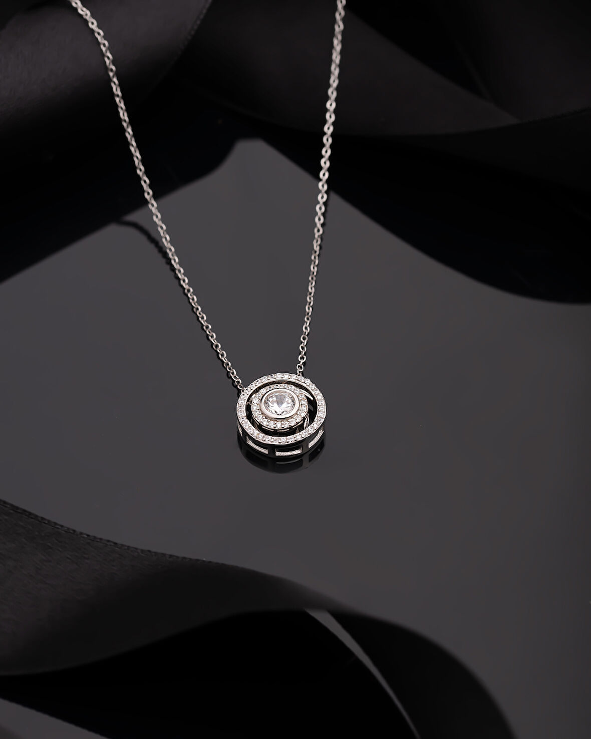 925 Ayar Rodyum Zirkon Taşlı Yuvarlak Anturaj Hareketli Ayarlanabilir Gümüş Kolye