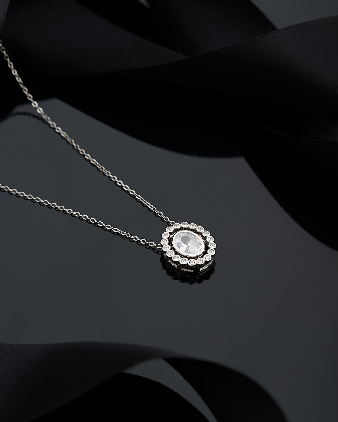 925 Ayar Rodyum Zirkon Taşlı Oval Anturaj Hareketli Ayarlanabilir Gümüş Kolye