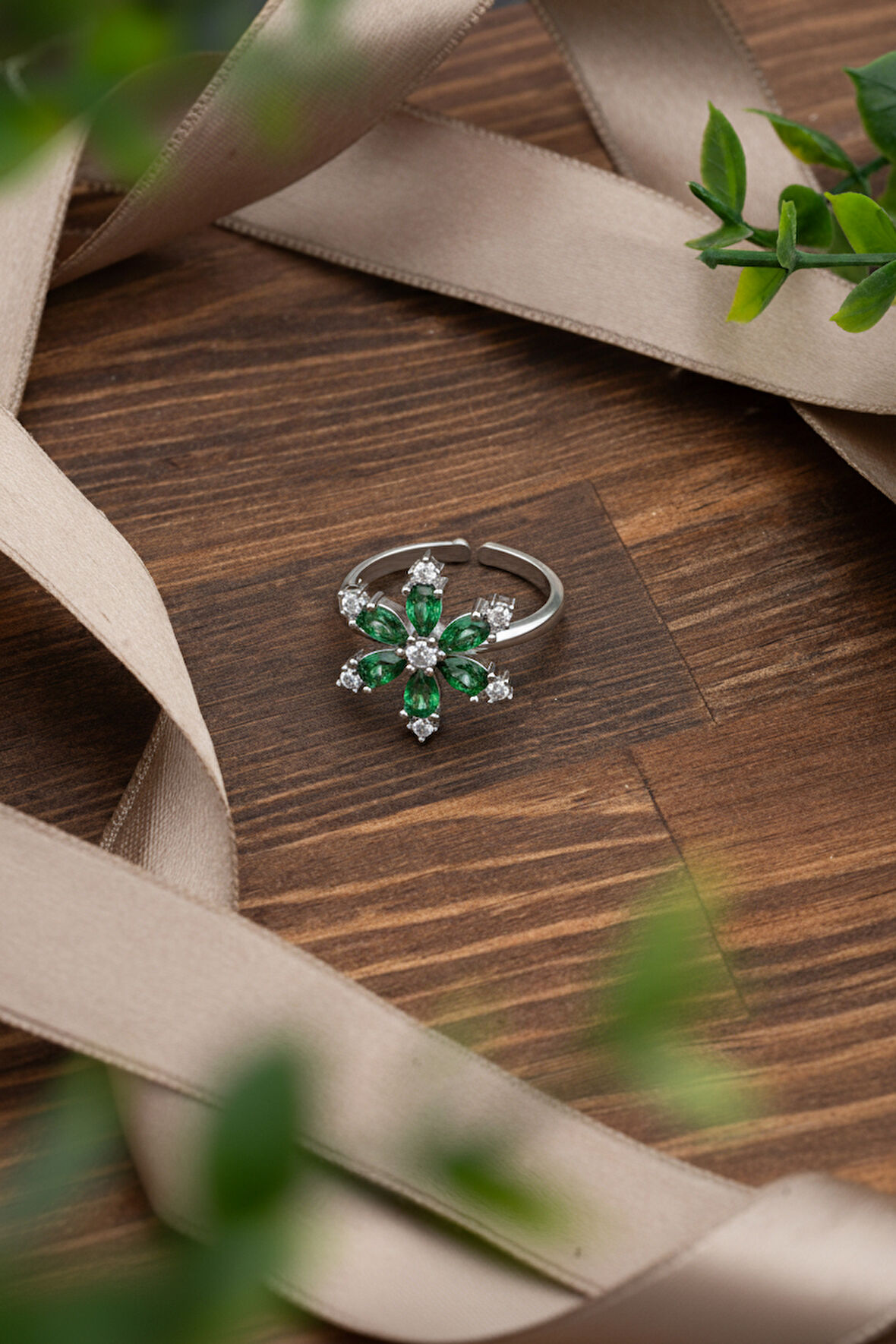 925 Ayar Zümrüt Taşlı Rodyum Lotus Çiçeği Ayarlanabilir Gümüş Yüzük