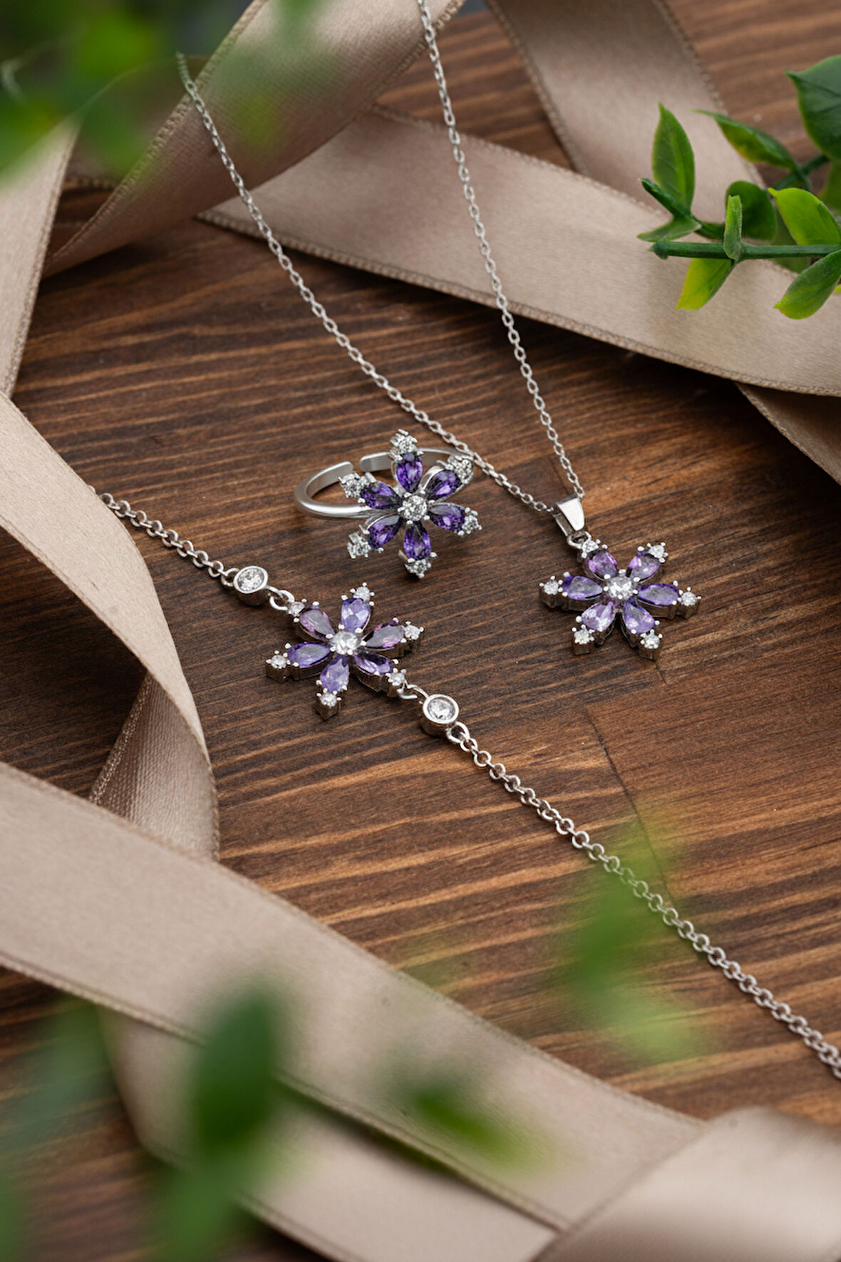 925 Ayar Ametist Taşlı Rodyum Lotus Çiçeği 3'lü Gümüş Set