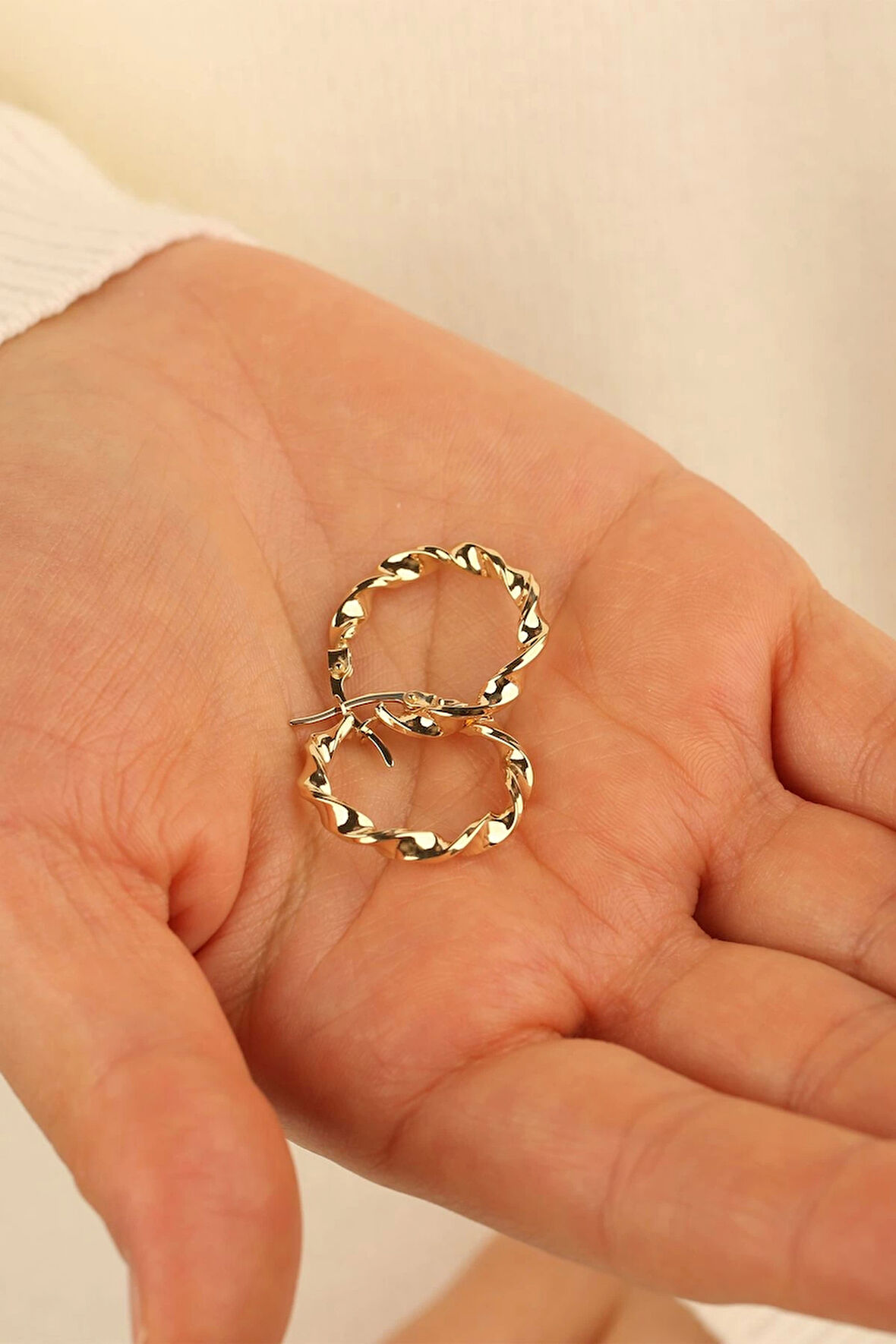 14 Ayar 2 cm Kıvrımlı Halka Altın Küpe