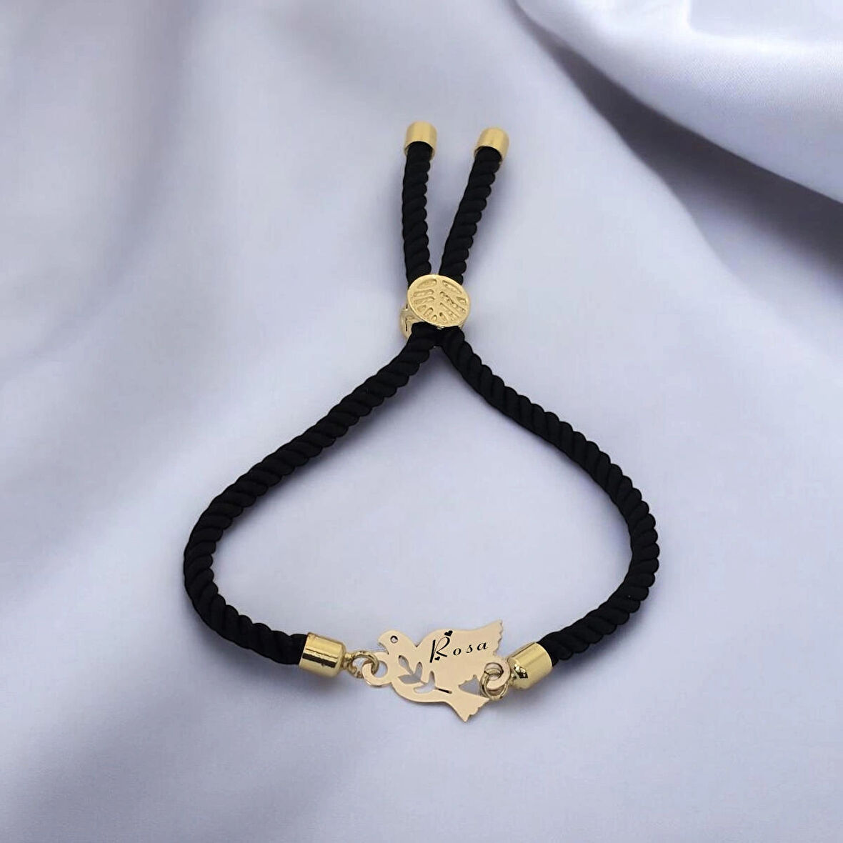 Romantik ve Şık Tasarımlı Kuş Motifli Siyah Örgülü ve 14 Ayar Altın Plakalı Rosa Bilekliği