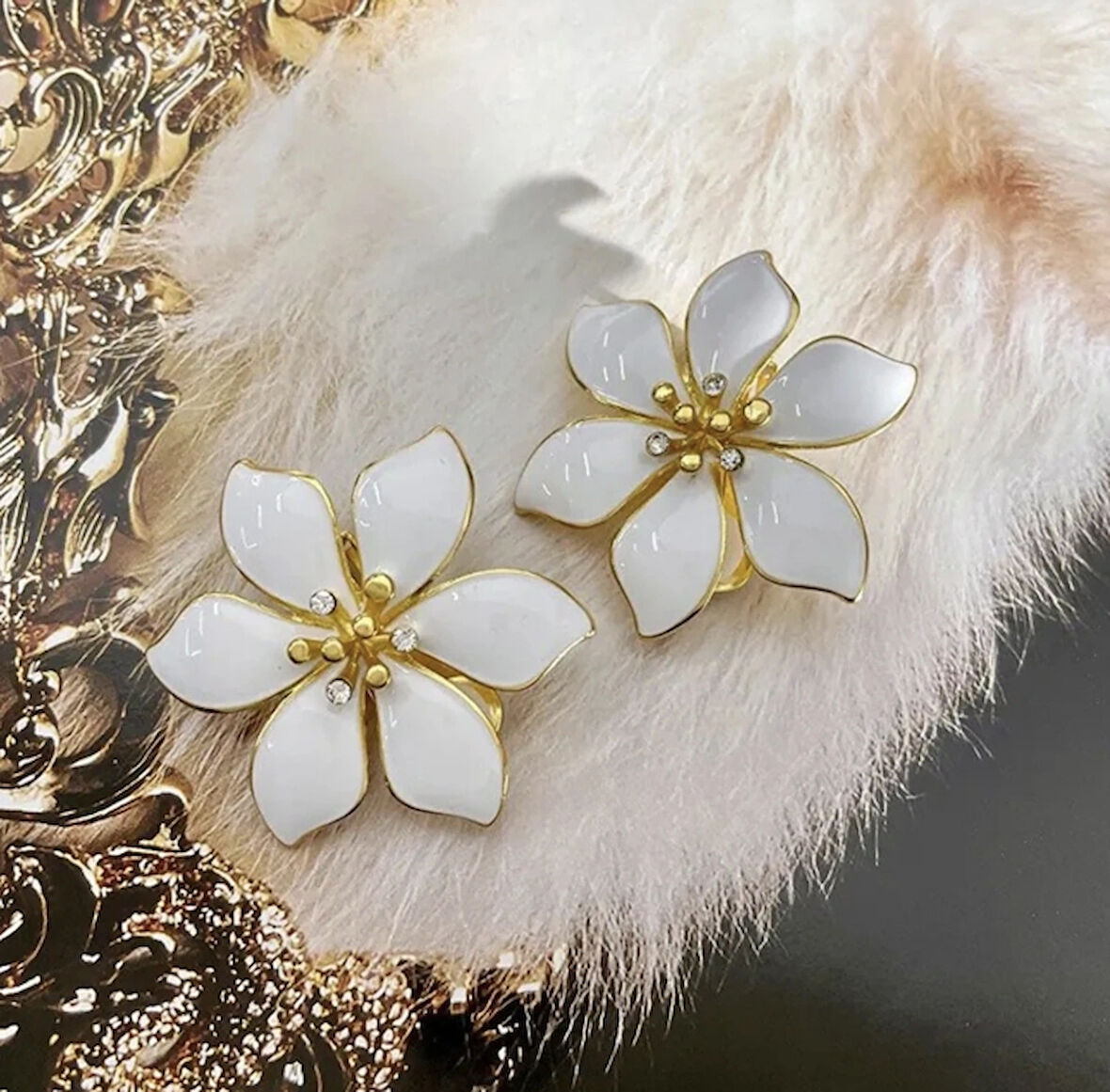 Beyaz Zarif Çiçek Model Küpe