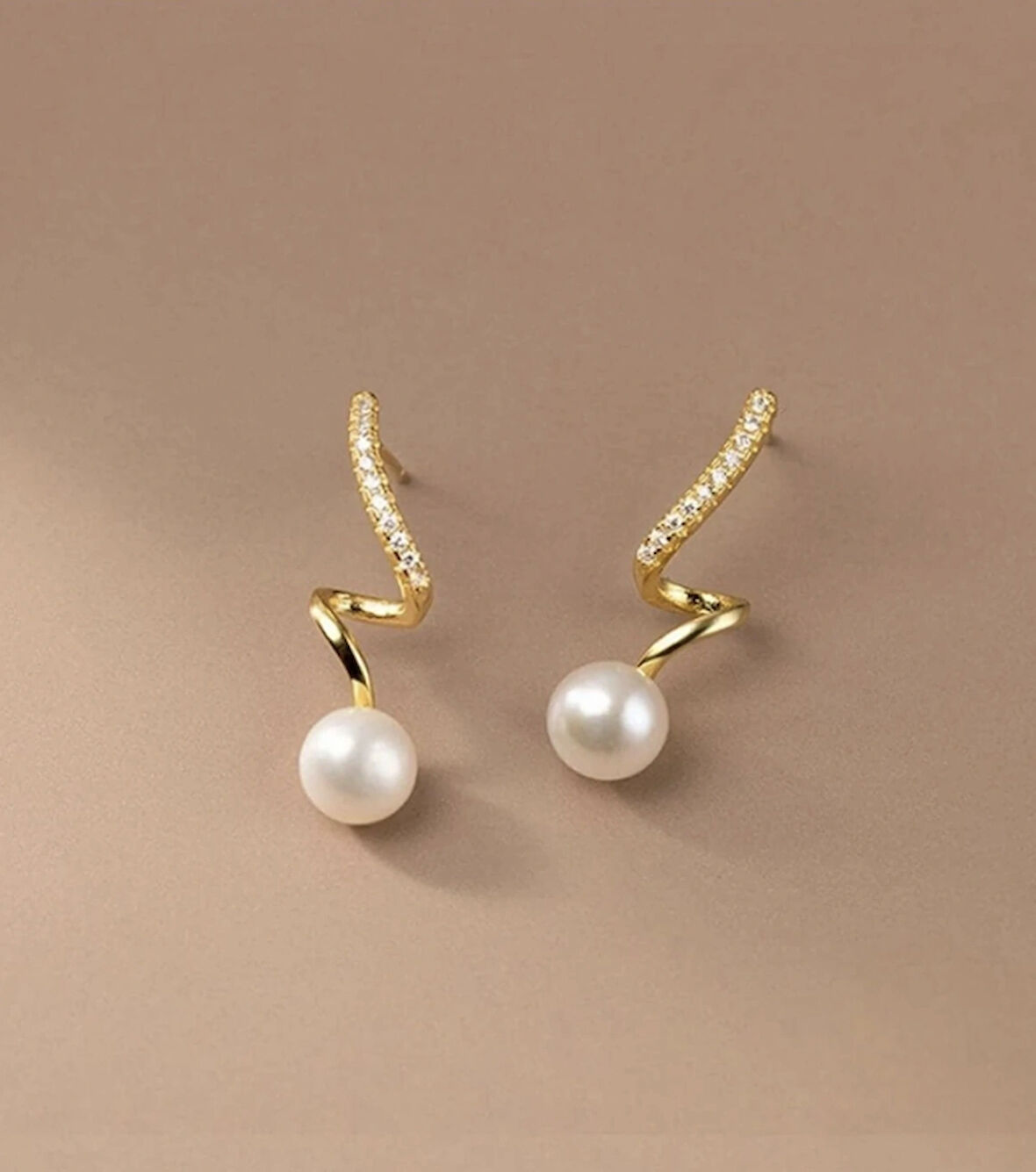 Zarif Kıvrımlı İnci Model Küpe