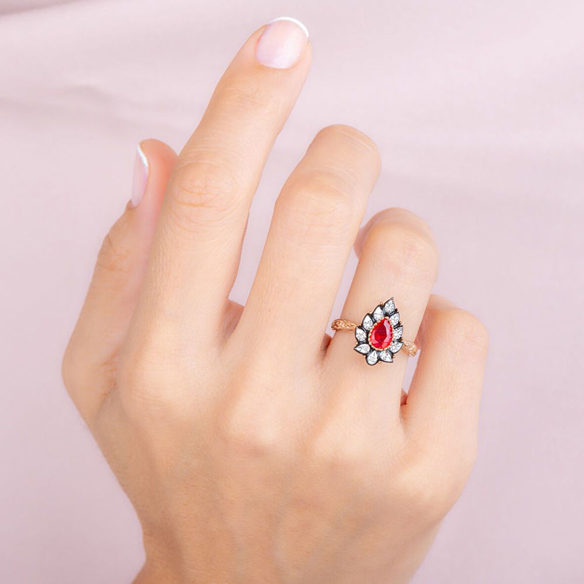 0.04 Karat Yakut Renkli Elmas Yüzük