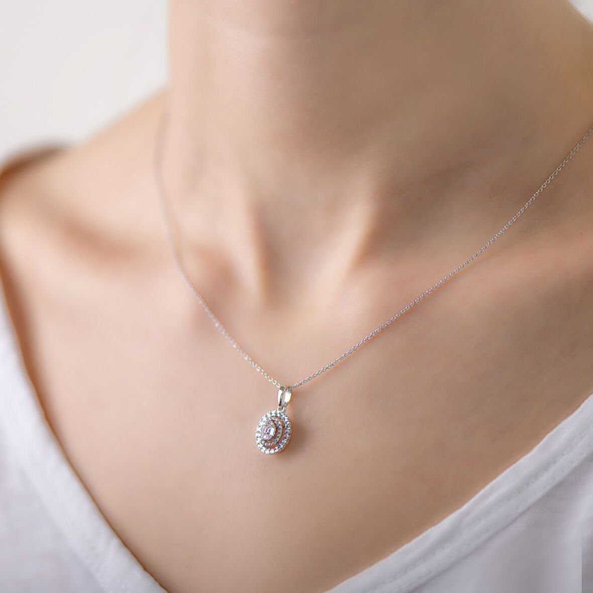 0.08 Karat Baget Pırlanta Kolye