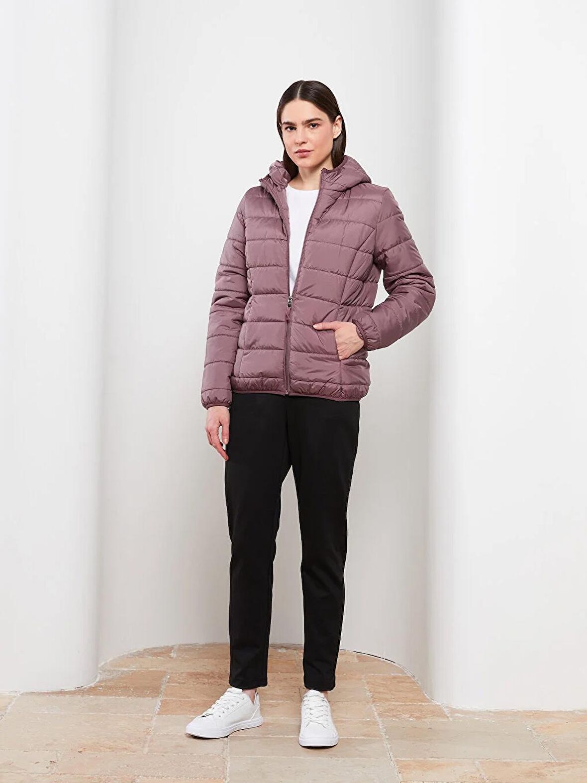 Kadın Kapüşonlu Düz Şişme Mont