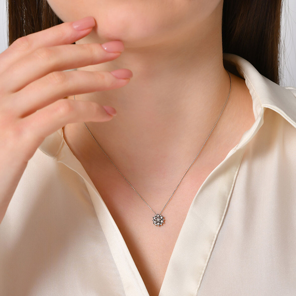 0.06 Karat Çiçek Figürlü Pırlanta Kolye