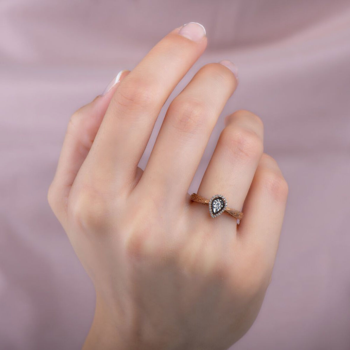 0.09 Karat Damla Formlu Elmas Yüzük