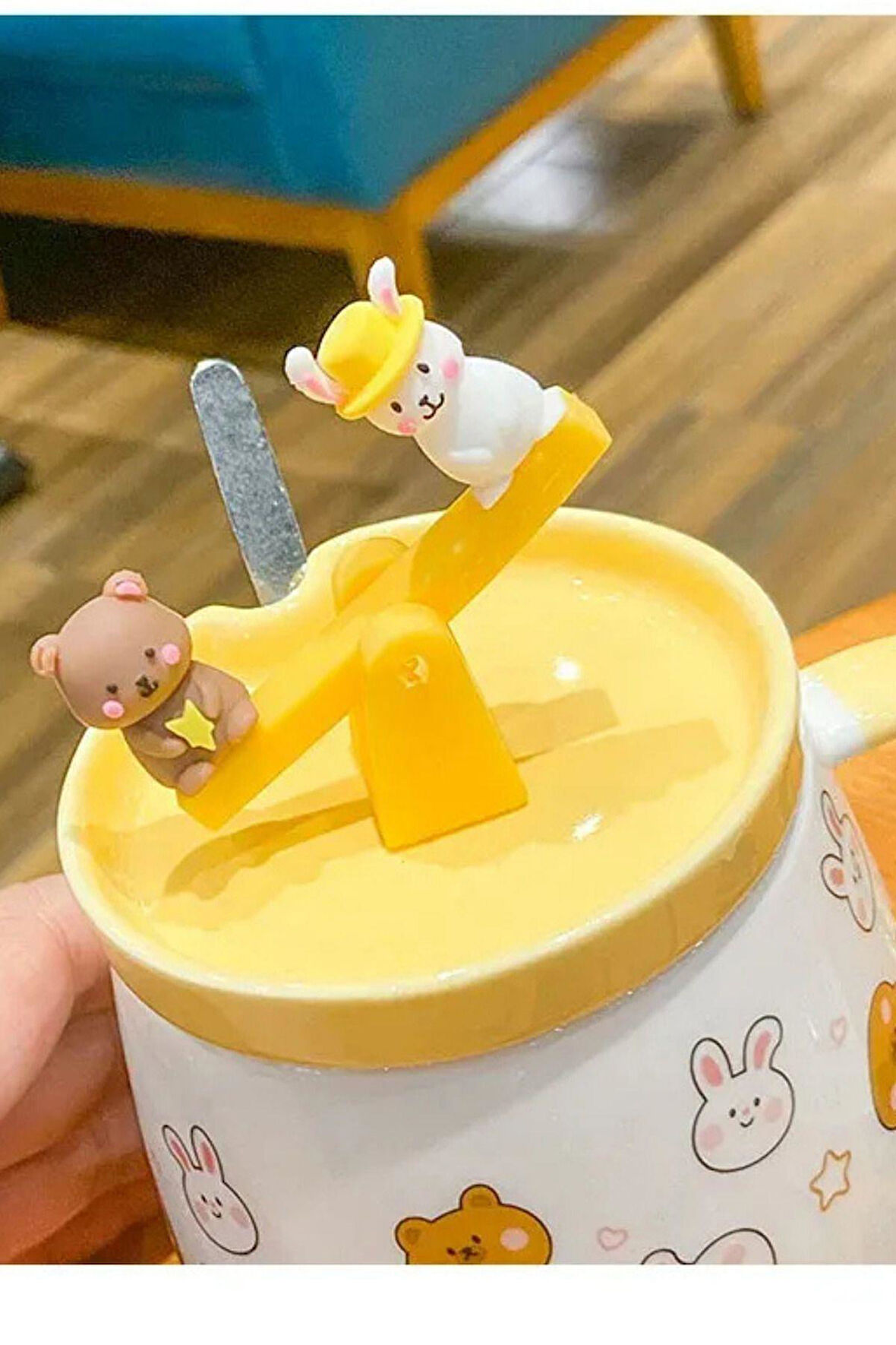 Tasarım Sevimli, Seramik kapaklı ve Kaşıklı Ayıcık Tavşan Figürlü Mug Kupa  SARI