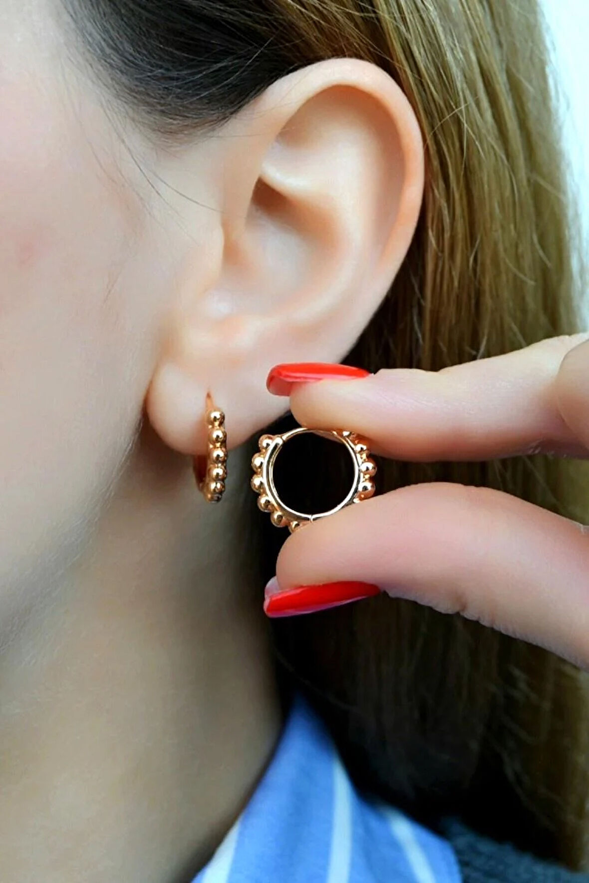 Rose Gold Top Detaylı Halka Küpe – Günlük Kullanıma Uygun, Dayanıklı Tasarım Top Detaylı Rose Halka Küpe | Günlük ve Şık