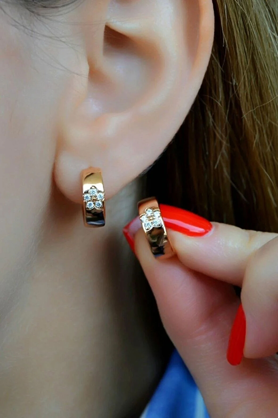 Rose Gold Zirkon Taşlı Çiçek Küpe – Dayanıklı ve Şık Halka Model Zirkon Çiçek Detaylı Rose Halka Küpe