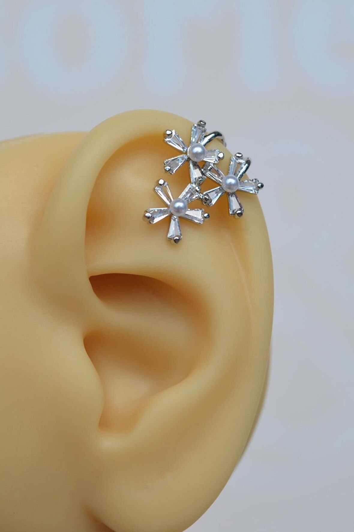 Çiçek Detaylı Sıkıştırmalı Kıkırdak Küpe