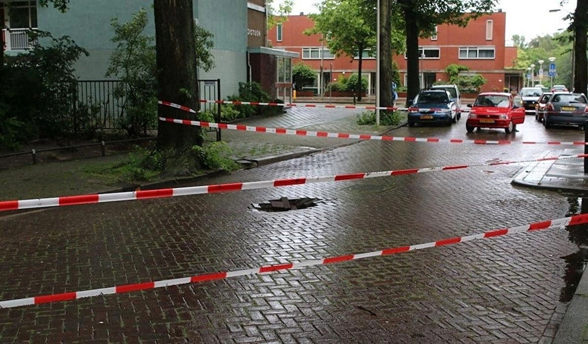  6 Cm'e 360 mt Kırmızı Beyaz Emniyet Şeridi - ikaz Bandı 1 Safety 6 Cm'e 360 mt Kırmızı Beyaz Emniyet Şeridi - ikaz Bandı