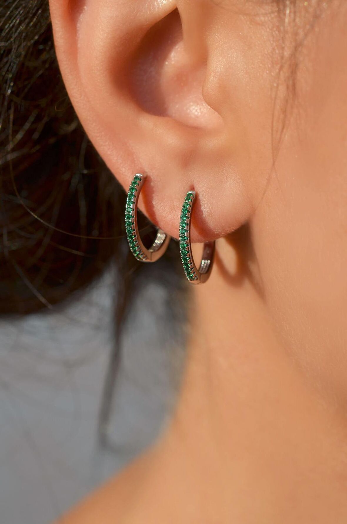 Yeşil Zirkon Taşlı Orta Boy İnce Halka Küpe