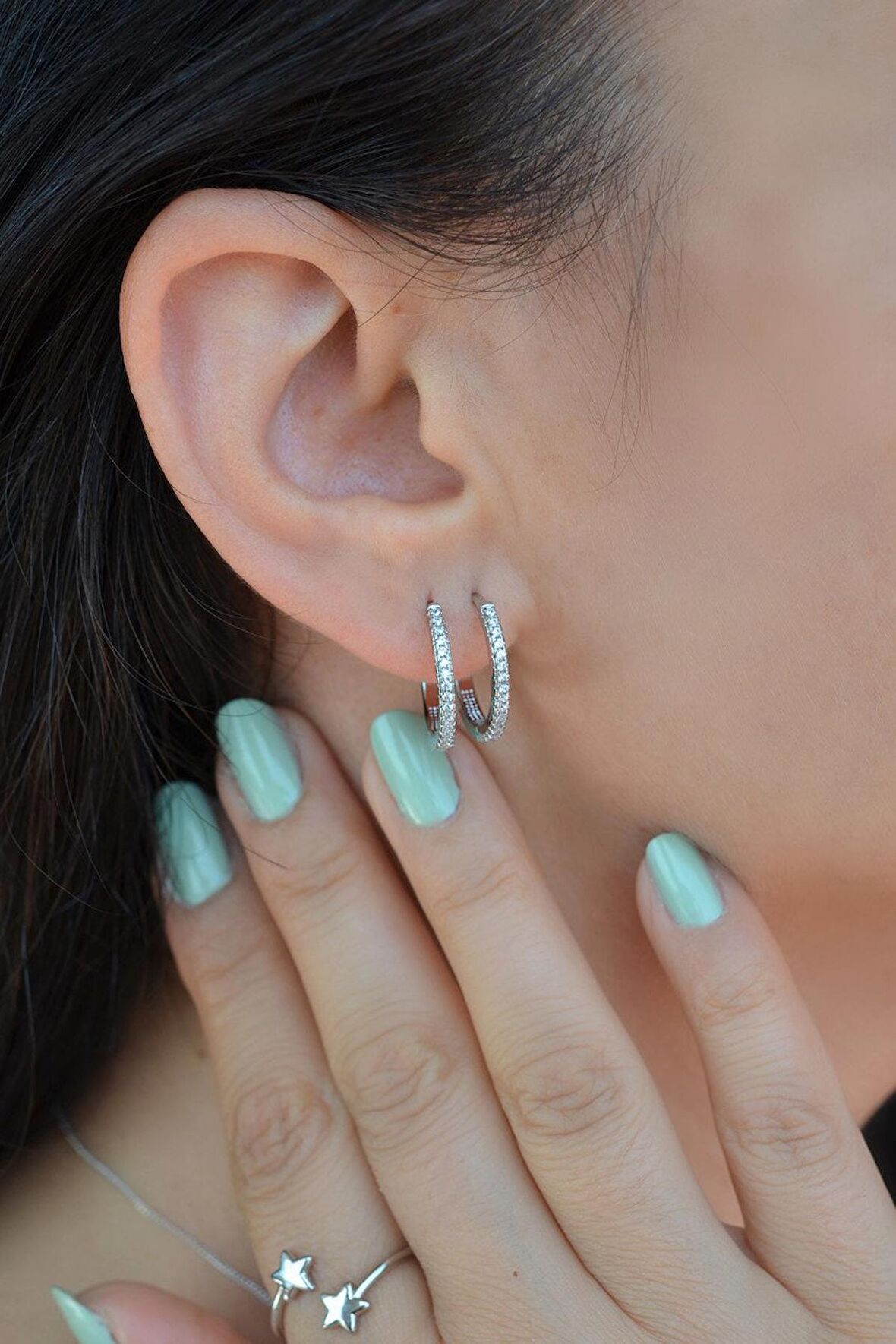 Zirkon Taşlı Gümüş Renk Orta Boy İnce Halka Küpe