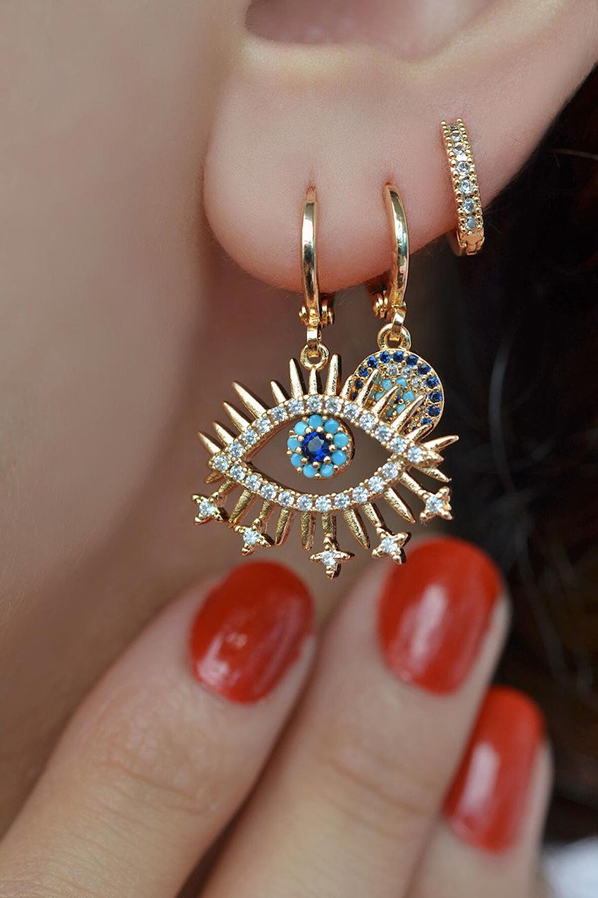 Altın Renkli Kirpikli Göz Detaylı Üçlü Küpe Seti