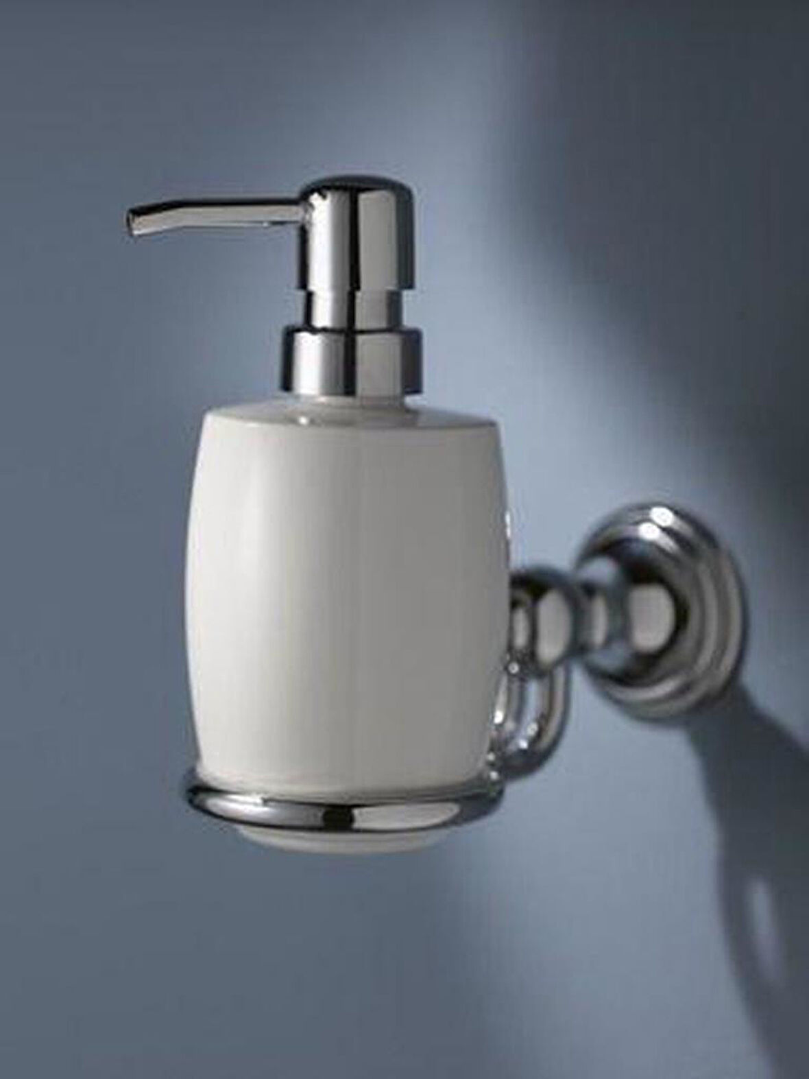 Saban Duvara Monte Porselen Sıvı Sabunluk – Paslanmaz Çelik Pompalı, Şık ve Kompakt Tasarım (8,5 x 7,5 cm)
