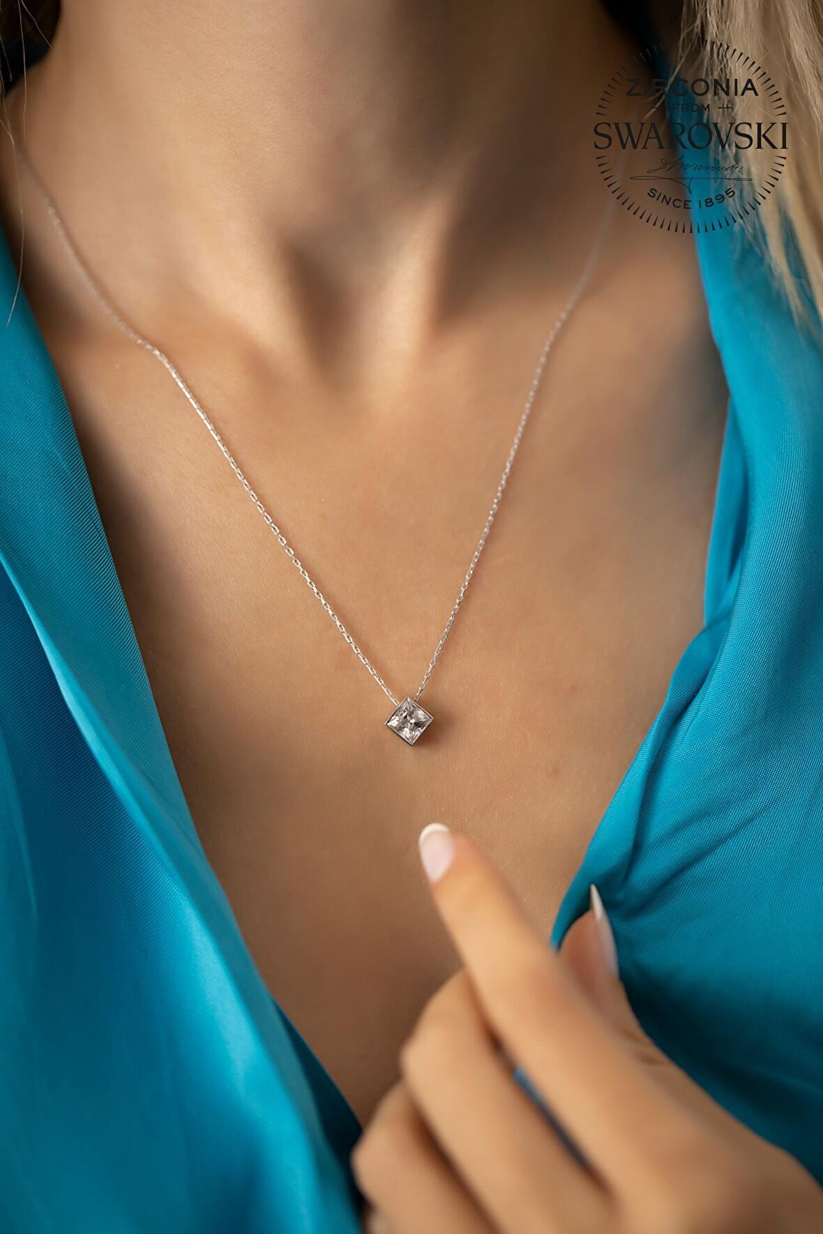 Swarovski Taşlı Kare Model Gümüş Zirconia Kolye