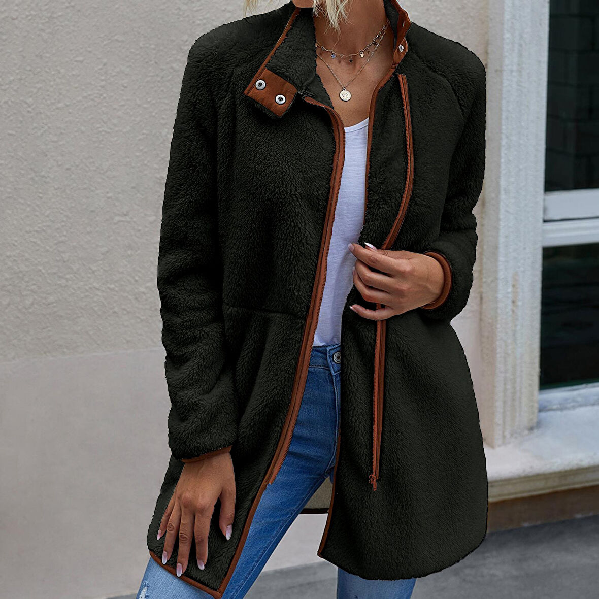Peluş Uzun Kollu Kışlık Kadın Fermuarlı Astarlı Tüylü Ceket