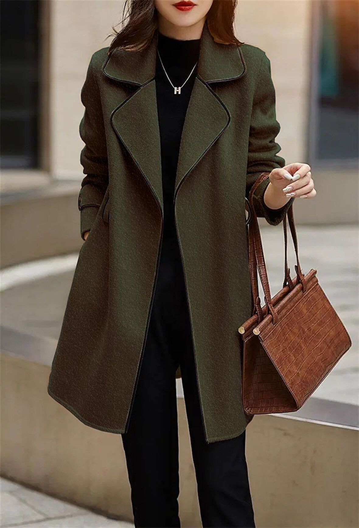 Şık Yaka Kaban ve Kemer Kaşe Kadın