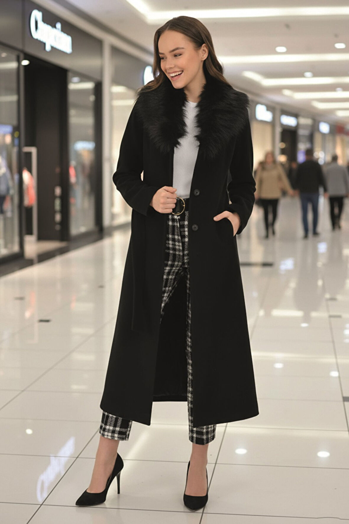 Kürk Yakalı Kadın Kaban