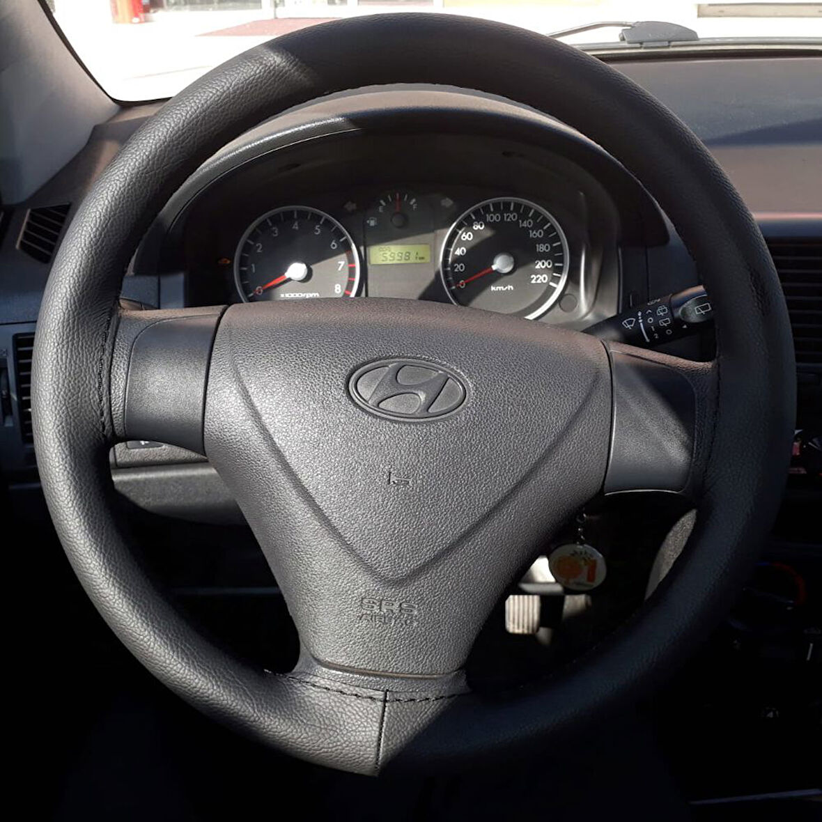 DİKİŞLİ DİREKSİYON KILIFI SİYAH DERİ SİYAH DİKİŞLİ HYUNDAİ GETZ
