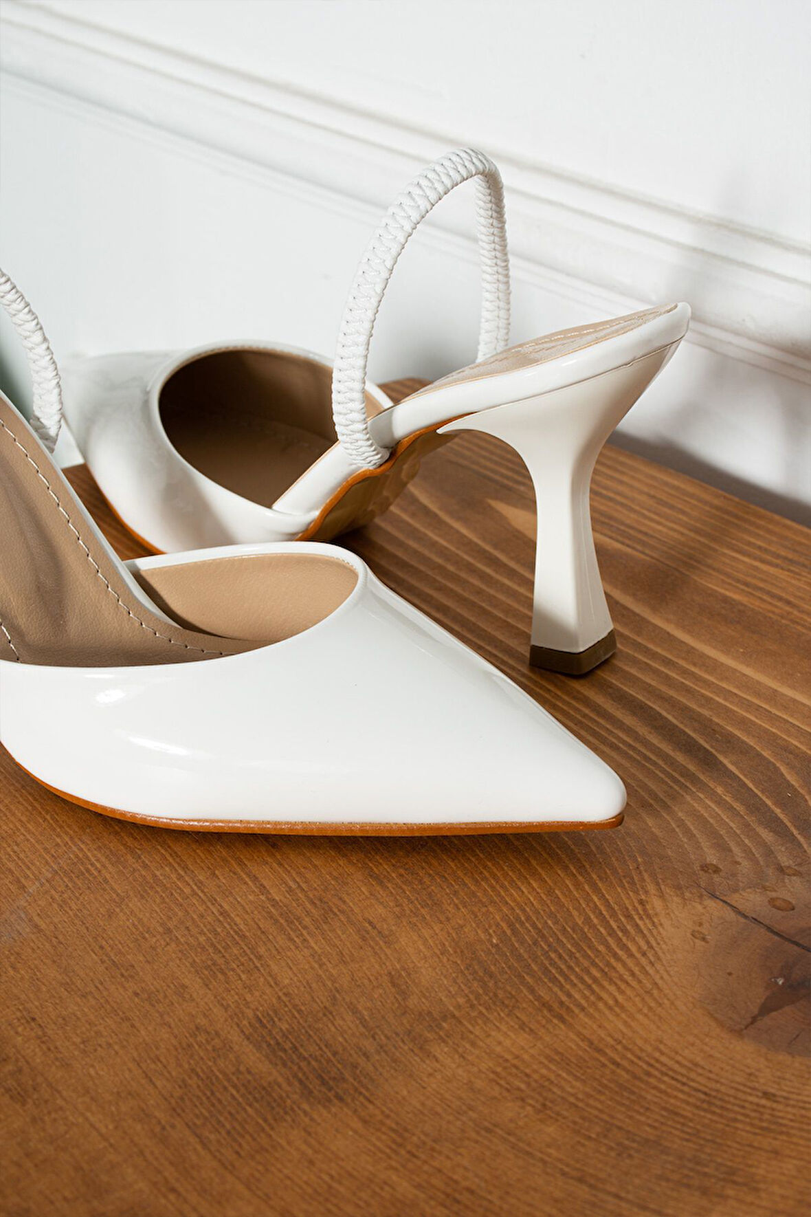 SEFAT Arkası Açık Köşeli Lastikli Rahat Taban Kadeh Kadın Rugan Topuk Ayakkabı