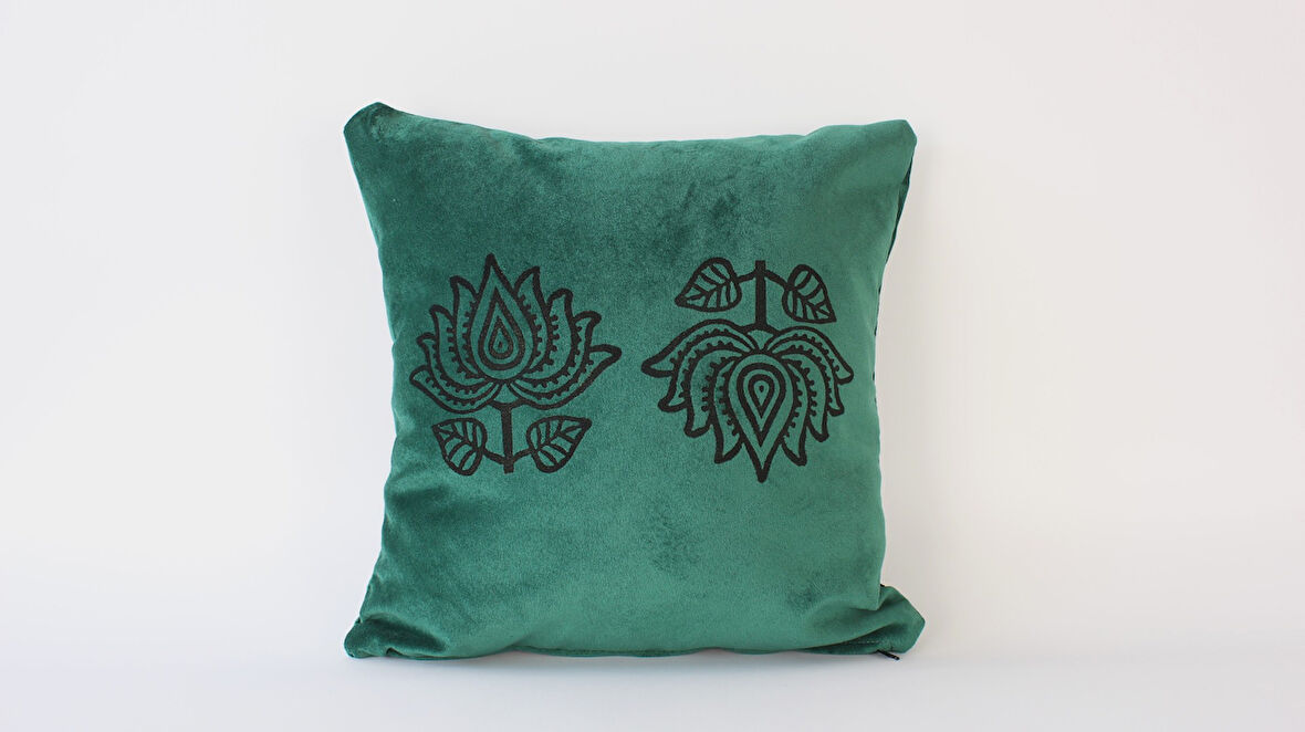 İkili Siyah Lotus Çiçeği Desenli Yeşil Kadife Kumaş 50x50 Dekoratif Kırlent