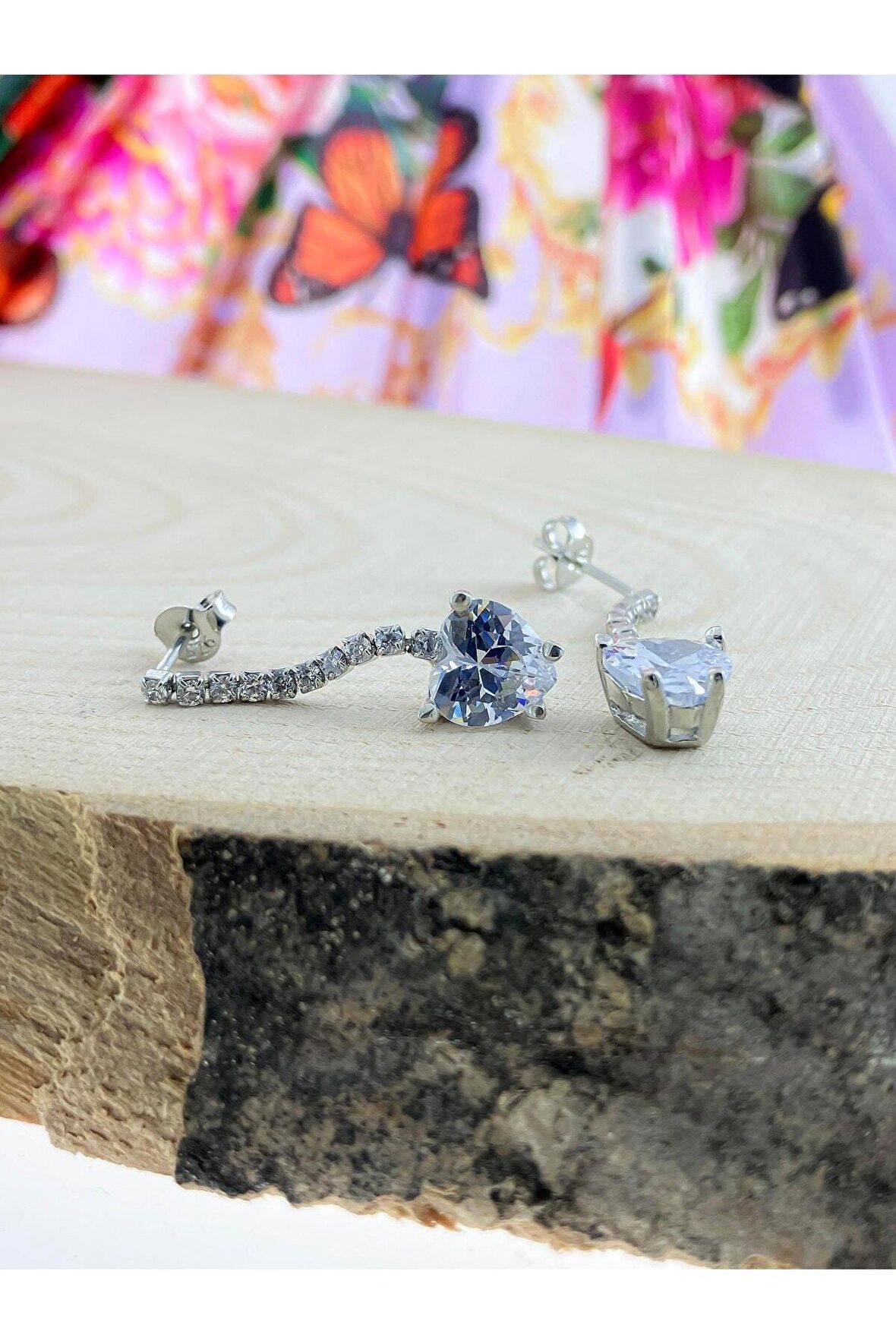 zümrüt Taşlı sallantılı kalpli Model Zirkon Gümüş Küpe