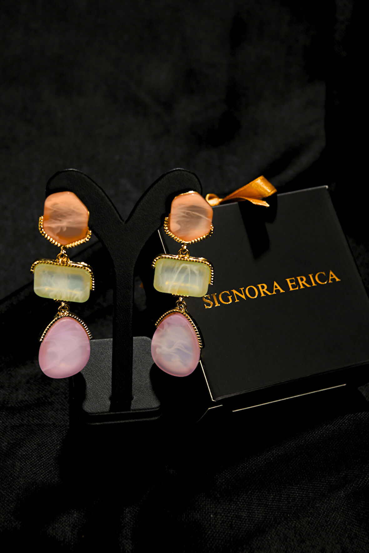 Açık Somon, Açık Yeşil ve Açık Lila Taşlı Özel Kesim Sallantılı İğneli Kadın Çelik görünümlü Xp Küpe