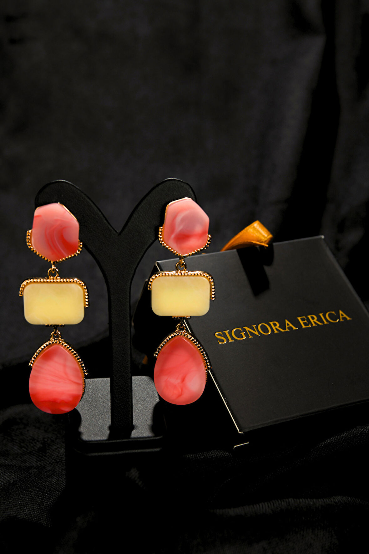 Mermer Pembesi, Açık Krem ve Mercan Kırmızısı Taşlı Özel Kesim Sallantılı Çelik görünümlü Xp Küpe